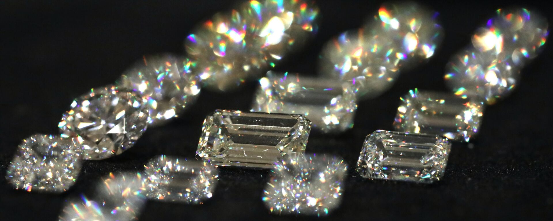 Several diamonds of Alrosa company on the show - Sputnik Africa, 1920, 21.10.2023