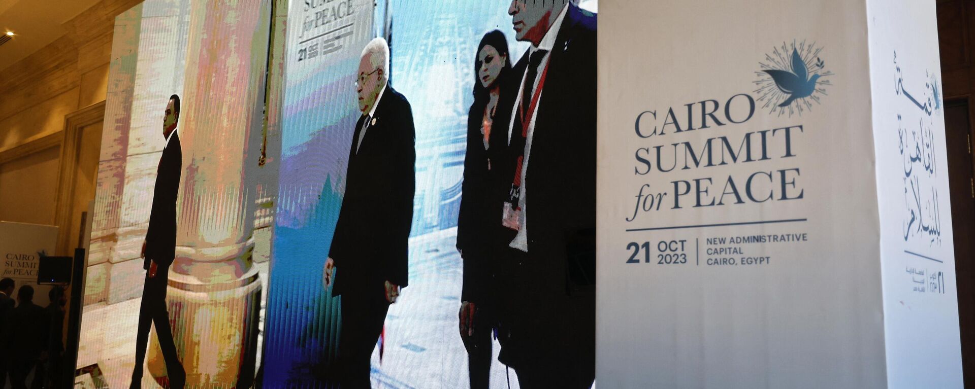Seen on a large screen the Palestinian president Mahmud Abbas arrives to attend the International Peace Summit hosted by the Egyptian president in Cairo on October 21, 2023, amid the ongoing battles between Israel and the Palestinian group Hamas. - Sputnik Africa, 1920, 21.10.2023