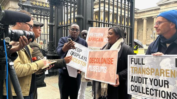 On October 18, ahead of this weekend's UK Reparations Conference 2023, the All-Party Parliamentary Group-Afrikan Reparations (APPG-AR) held a press conference outside the gates of the British Museum launching its report on the restitution of stolen African artifacts and human remains. - Sputnik Africa