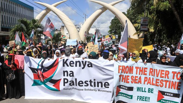 Members of the muslim community in Kenya hold banners as they wave Palestinian flags and chant slogans during a demonstration in solidarity with Palestine in Mombasa on October 21, 2023.  - Sputnik Africa