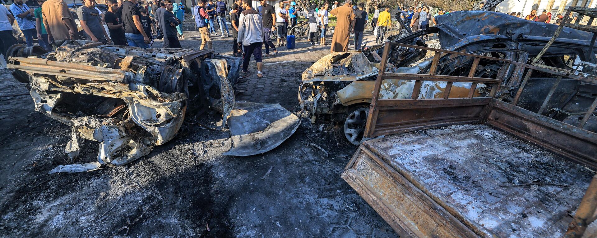 People search through debris outside the site of the Ahli Arab hospital in central Gaza on October 18, 2023 in the aftermath of an overnight strike there. - Sputnik Africa, 1920, 22.10.2023