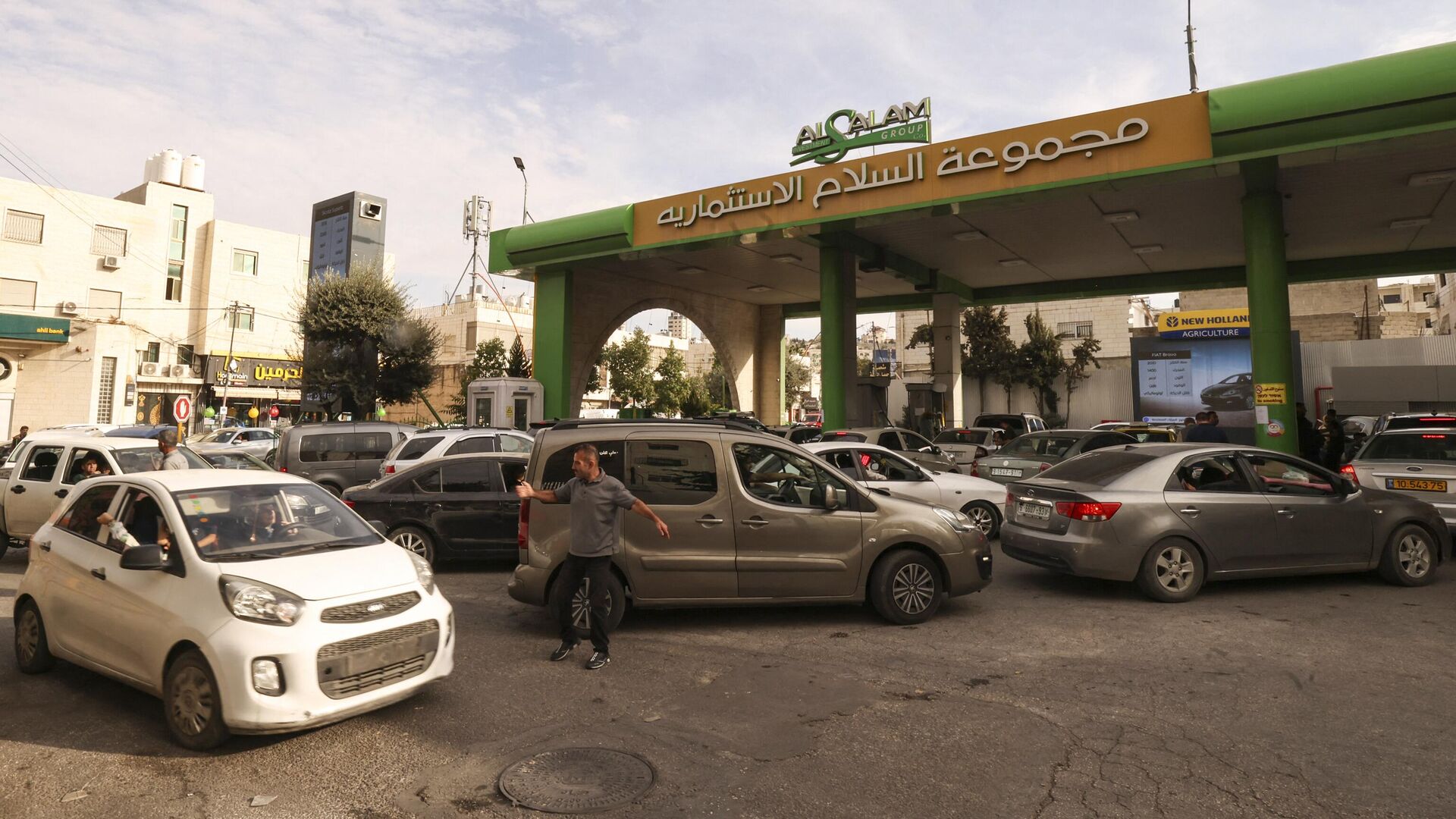 People fill up their cars with gasoline at a petrol station in the occupied West Bank city of Hebron, on October 7, 2023, amid uncertainty in the country.  - Sputnik Africa, 1920, 22.10.2023