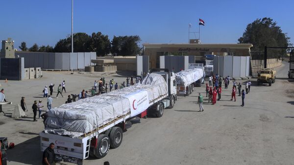 Сamions avec de l’aide humanitaire pour Gaza sur le poste de Rafah (archive photo) - Sputnik Afrique