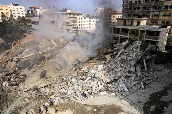 Smoke rises from the rubble of a building destroyed by an Israeli airstrike in Gaza City - Sputnik Africa