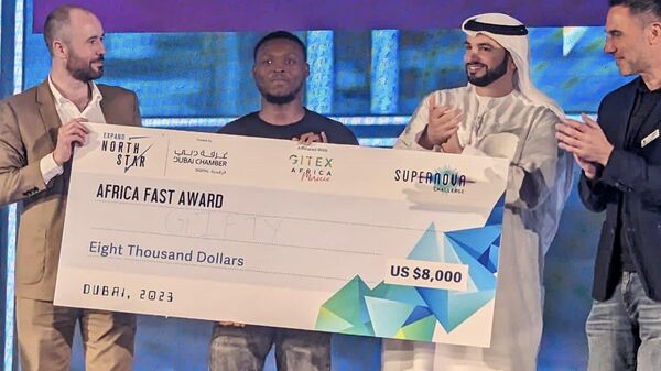 Victor D. Akpan, CEO of GIFTY AI, a Nigerian startup, receives the Africa Fast Award at North Star, GITEX GLOBAL 2023 in Dubai. - Sputnik Africa