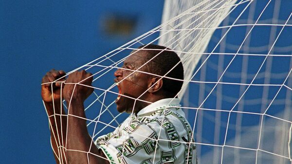 Nigerian Rashidi Yekini celebrating after scoring the first goal at the Cotton Bowl in Dallas during their World Cup match against Bulgaria, 1994 - Sputnik Africa