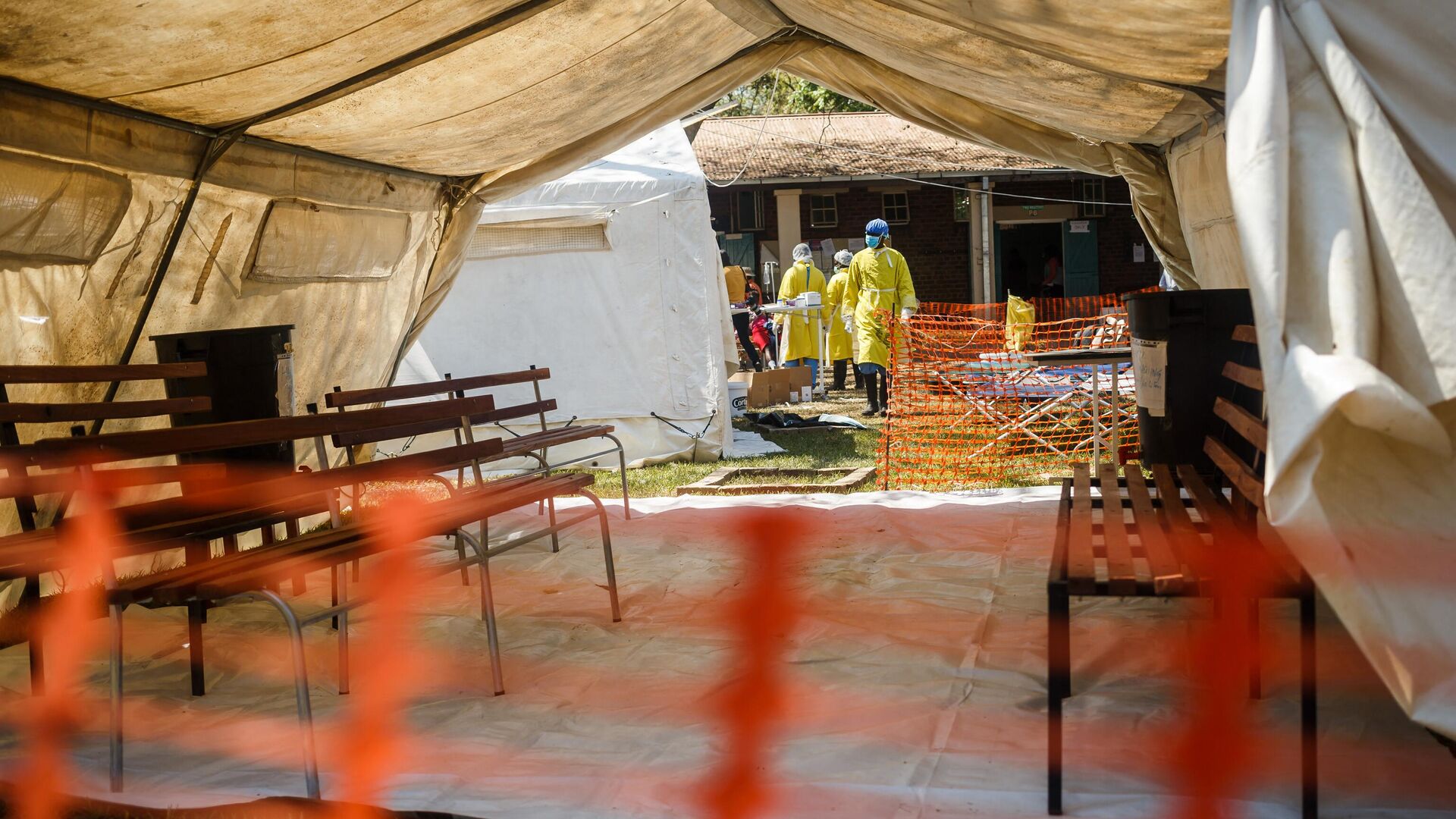 Health staff prepare a cholera treatment tent during a visit of Zimbabwe Minister of Health, at the cholera treatment center of the Beatrice Infectious Diseases Hospital, in Harare, on September 11, 2018.  - Sputnik Africa, 1920, 23.10.2023