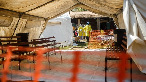 Health staff prepare a cholera treatment tent during a visit of Zimbabwe Minister of Health, at the cholera treatment center of the Beatrice Infectious Diseases Hospital, in Harare, on September 11, 2018.  - Sputnik Africa