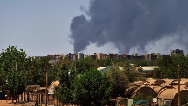 Smoke billows over buildings in Khartoum - Sputnik Africa