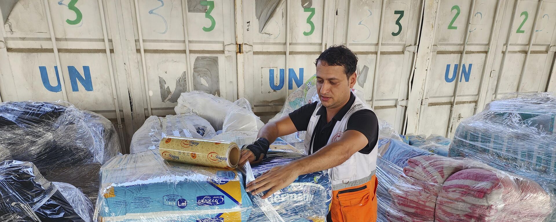 United Nations and Red Crescent workers prepare the aid for distribution to Palestinians at UNRWA warehouse in Deir Al-Balah, Gaza Strip, on Monday, Oct. 23, 2023. - Sputnik Africa, 1920, 24.10.2023