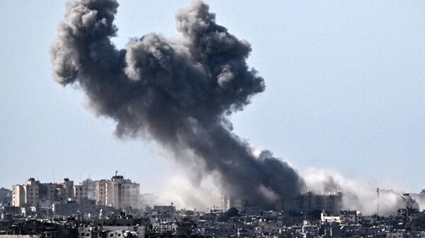 Fumée s'élevant au-dessus de bâtiments dans la bande de Gaza - Sputnik Afrique