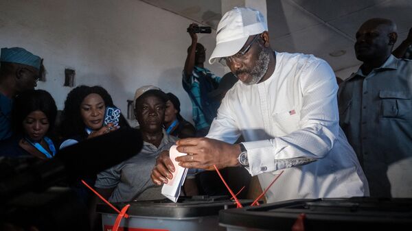 Liberia's Incumbent President George Weah casts his vote at a polling station in Monrovia on October 10, 2023 during the presidential vote.  - Sputnik Africa