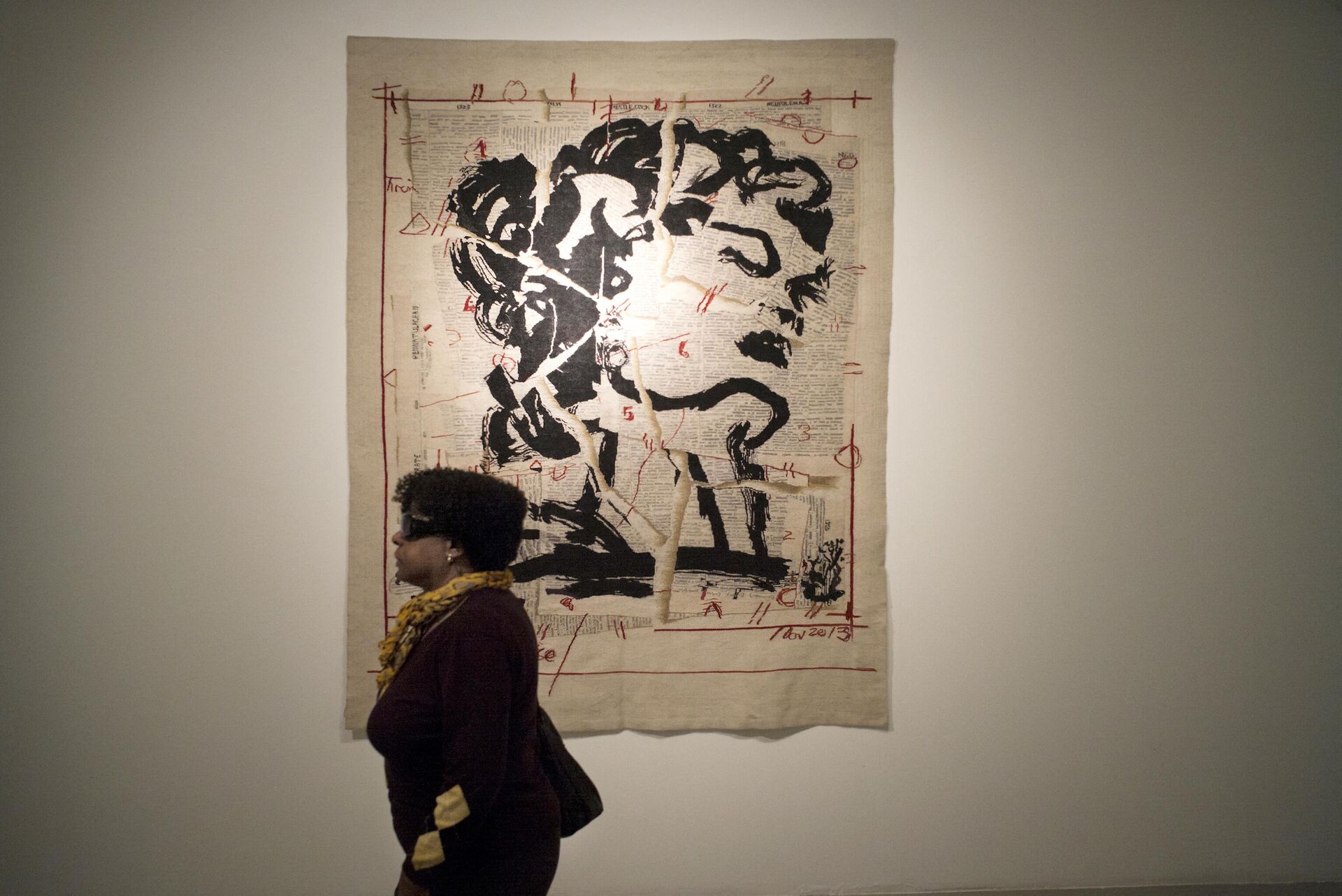 A woman walks past a woven piece by South African artist and Kyoto Prize 2010 recipient William Kentridge during a public appearance at a art gallery in Johannesburg on October 3, 2014. - Sputnik Africa, 1920, 25.10.2023