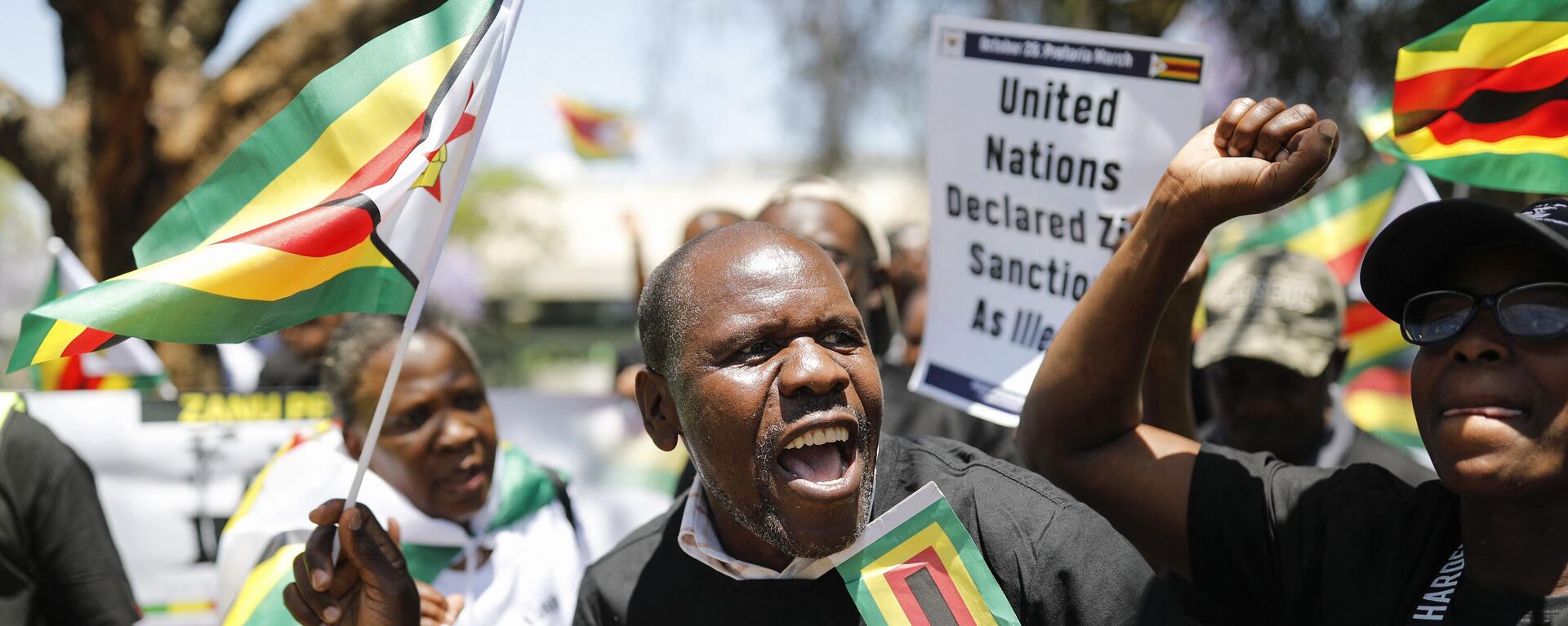 Members of the World Wide Forum for Economic Development gather to picket against sanctions imposed by the US on Zimbabwe at the US Embassy in Pretoria on October 25, 2023.  - Sputnik Africa, 1920, 26.10.2023