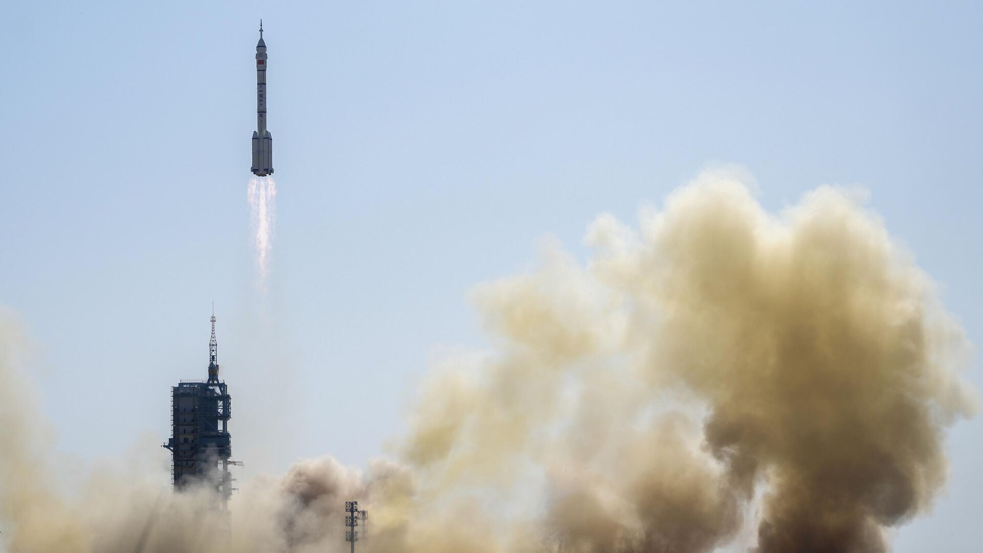 A Long March rocket carrying a crew of Chinese astronauts in a Shenzhou-17 spaceship lifts off from the Jiuquan Satellite Launch Center in northwestern China, Thursday, Oct. 26, 2023.  - Sputnik Africa, 1920, 26.10.2023