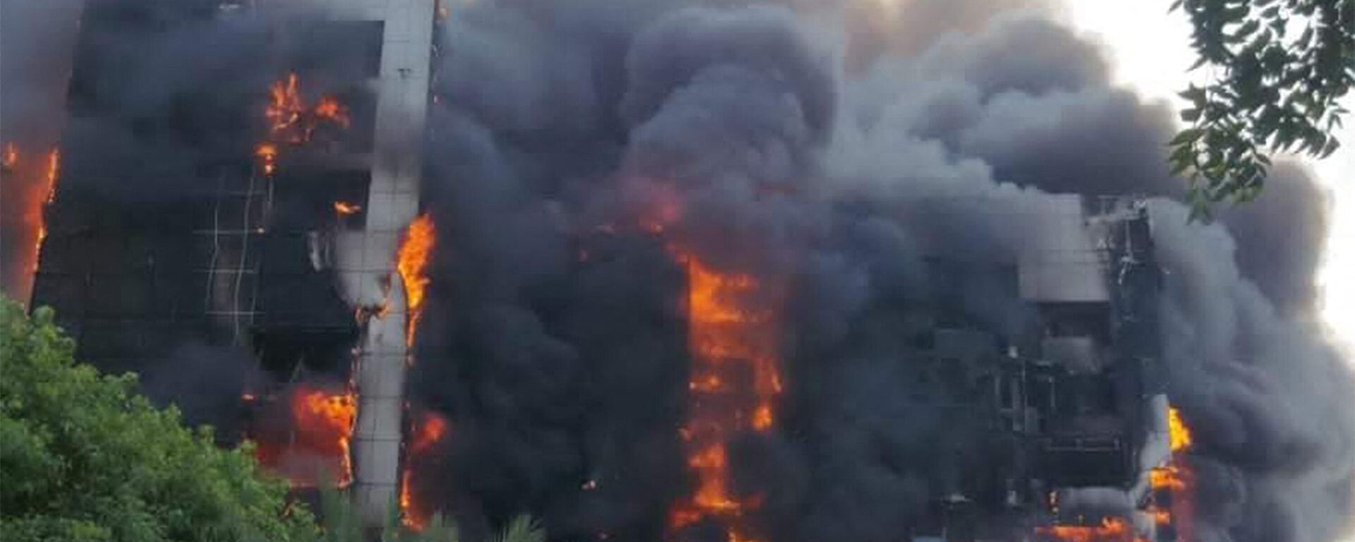 This picture taken on September 17, 2023 shows a raging fire at the Greater Nile Petroleum Oil Company Tower in Khartoum.  - Sputnik Africa, 1920, 26.10.2023