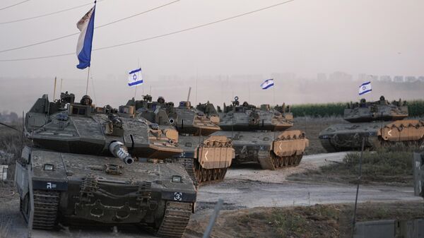 Des chars israéliens se dirigent vers la frontière de la bande de Gaza. - Sputnik Afrique