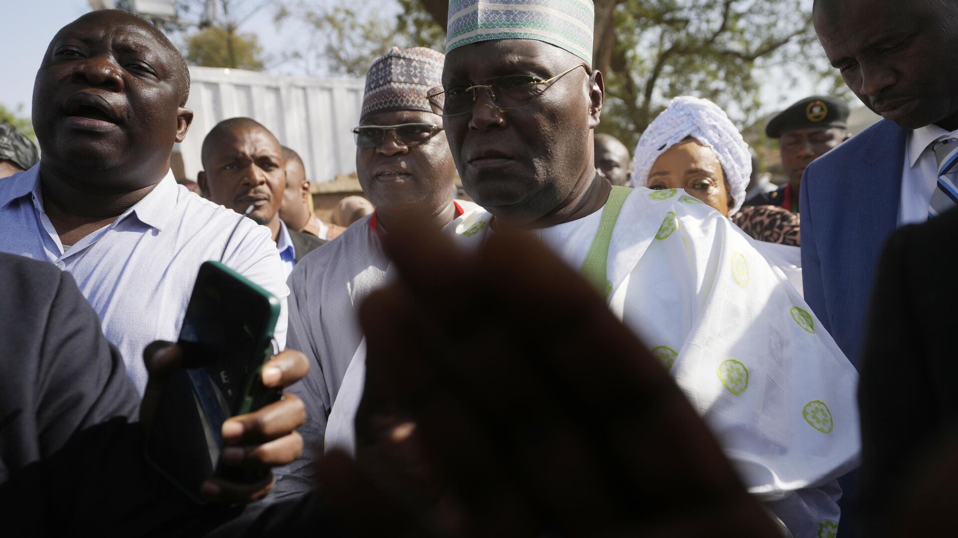 Atiku Abubakar, presidential candidate of the Peoples Democratic party, centre, Nigeria's opposition party, attends the presidential and parliamentary elections in Yola, Nigeria, Saturday, Feb. 25, 2023.  - Sputnik Africa, 1920, 26.10.2023