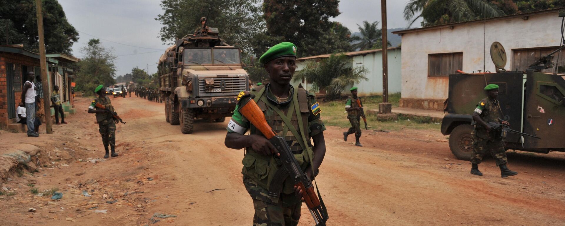 French Sangaris soldiers and Rwandese MISCA peacekeepers patrol near the Kasai military camp after ex-Seleka combattants left  it for another camp outside the city on January 28, 2014 in Bangui. - Sputnik Africa, 1920, 26.10.2023