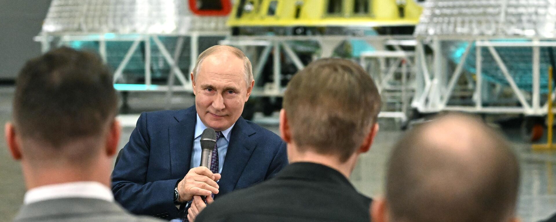 October 26, 2023. Russian President Vladimir Putin communicates with young scientists during a visit to PJSC RSC Energia [Energy] named after S.P. Korolev. - Sputnik Africa, 1920, 27.10.2023