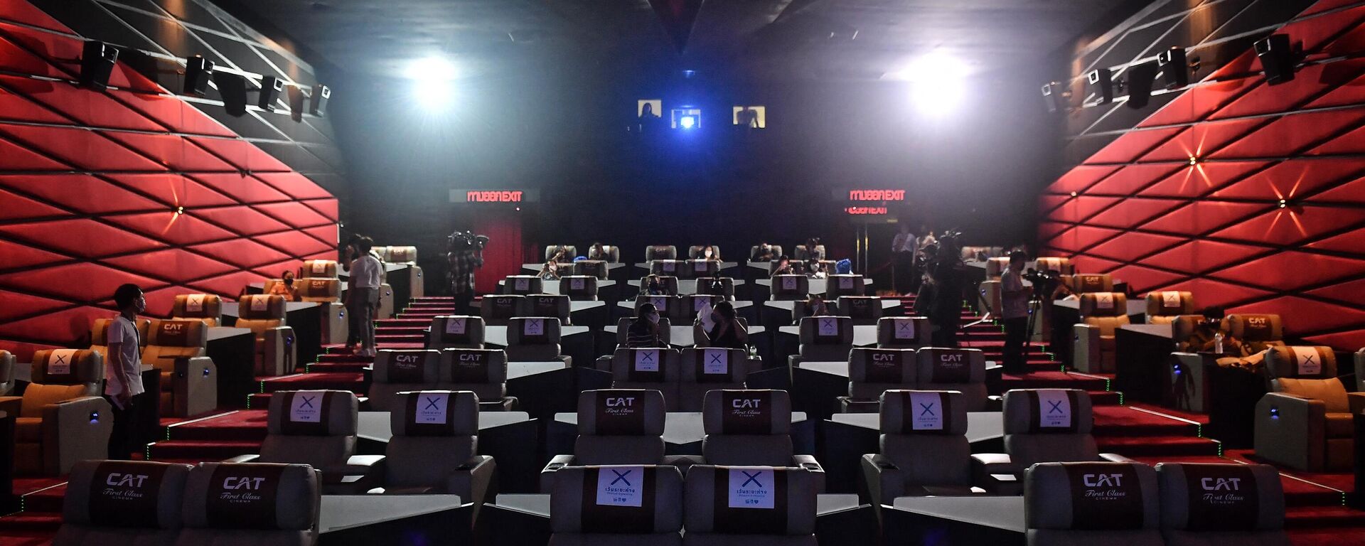 Media workers and audience members are pictured at a cinema in Bangkok on June 1, 2020, as movie theatres were reopened with social distancing guidelines following closures due to the COVID-19 coronavirus.  - Sputnik Africa, 1920, 27.10.2023
