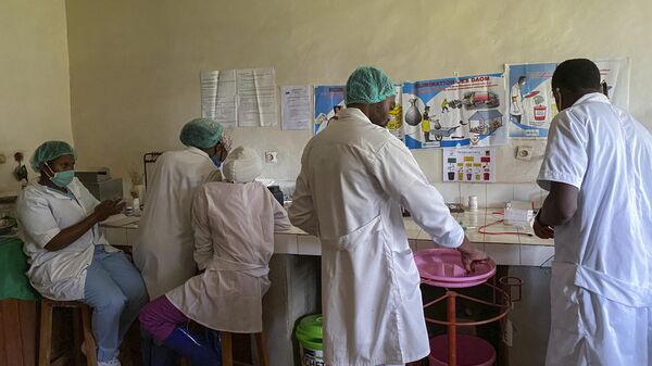 Medical workers prepare medicine at the Matanda Hospital in Butembo, where the first case of Ebola died, in the North Kivu province of Congo Thursday, Feb. 11, 2021.  - Sputnik Africa