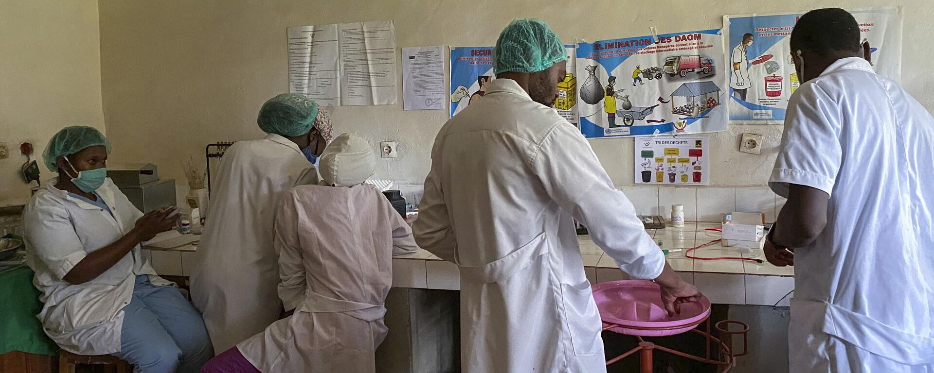 Medical workers prepare medicine at the Matanda Hospital in Butembo, where the first case of Ebola died, in the North Kivu province of Congo Thursday, Feb. 11, 2021.  - Sputnik Africa, 1920, 28.10.2023