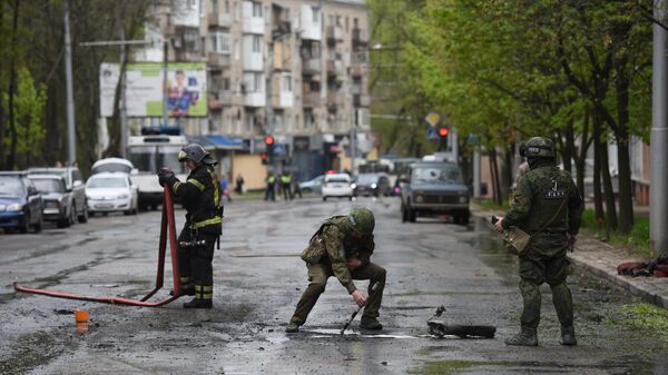 Joint Centre of Control and Coordination workers and emergency services personnel at the site of a deadly Ukrainian shelling attack in Donetsk. April 28, 2023. - Sputnik Africa