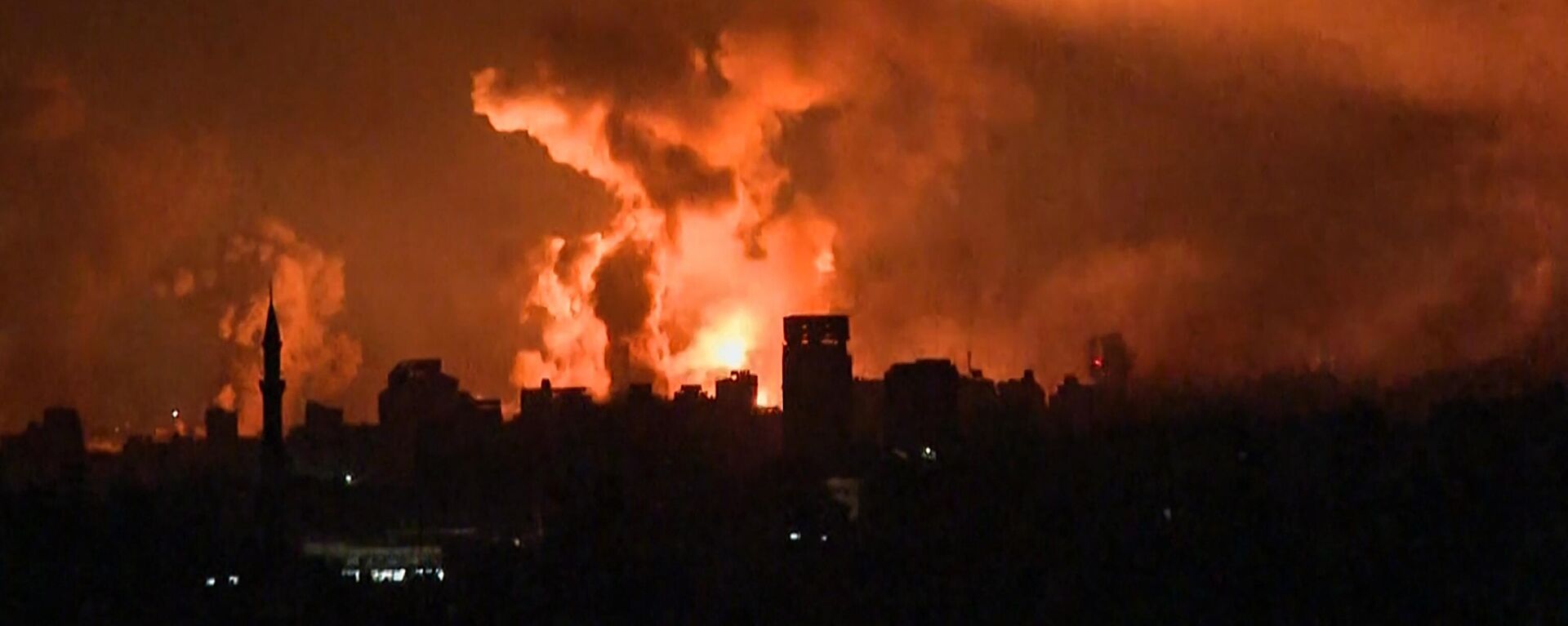 This image grab from an AFP TV footage shows balls of fire and smoke rising above Gaza City during an Israeli strike on October 27, 2023, as battles between Israel and the Palestinian Hamas movement continue - Sputnik Africa, 1920, 28.10.2023