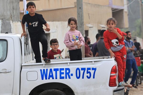 Palestinian children play on the back of a pick-up truck, in Rafah in the southern Gaza Strip on October 28, 2023, amid the ongoing battles between Israel and the Palestinian group Hamas. - Sputnik Africa