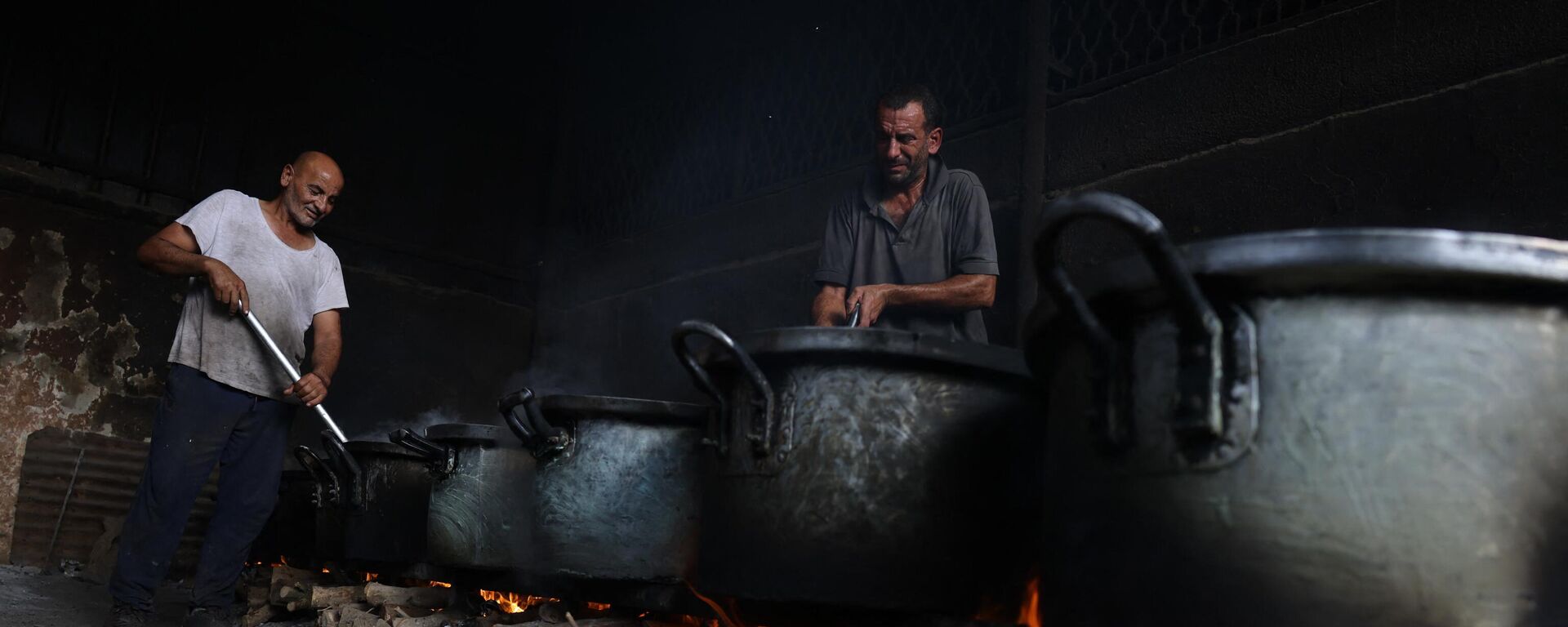 Мужчины готовят еду  на дровяных кострах, из-за нехватки газа, в Рафах, на юге сектора Газа - Sputnik Africa, 1920, 28.10.2023