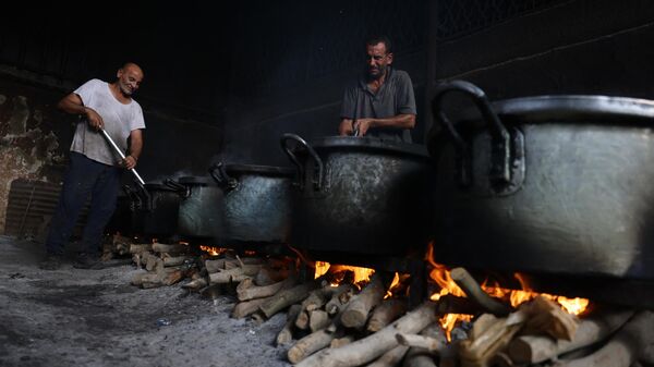 Мужчины готовят еду  на дровяных кострах, из-за нехватки газа, в Рафах, на юге сектора Газа - Sputnik Africa