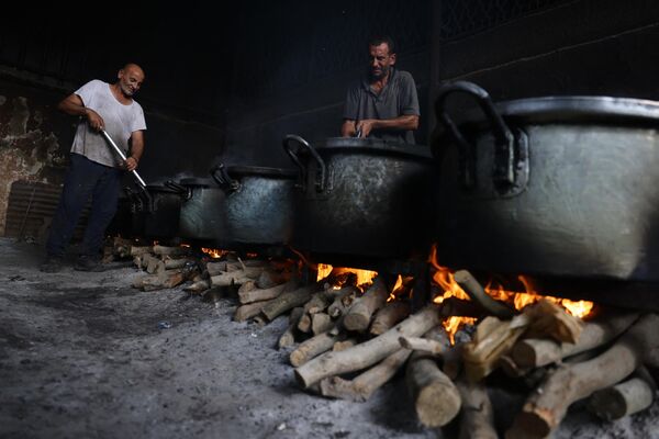 Palestinian men prepare food in large pots simmering on wooden fires due to the lack of cooking gas, which will be distributed to displaced families following Israel&#x27;s call for more than 1 million residents in northern Gaza to move south, in Rafah, in the southern Gaza Strip on October 28, 2023, amid the ongoing battles between Israel and the Palestinian group Hamas. - Sputnik Africa