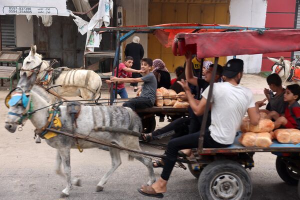 People transport bread as they ride a donkey-pulled carts in Gaza City on October 28, 2023. - Sputnik Africa