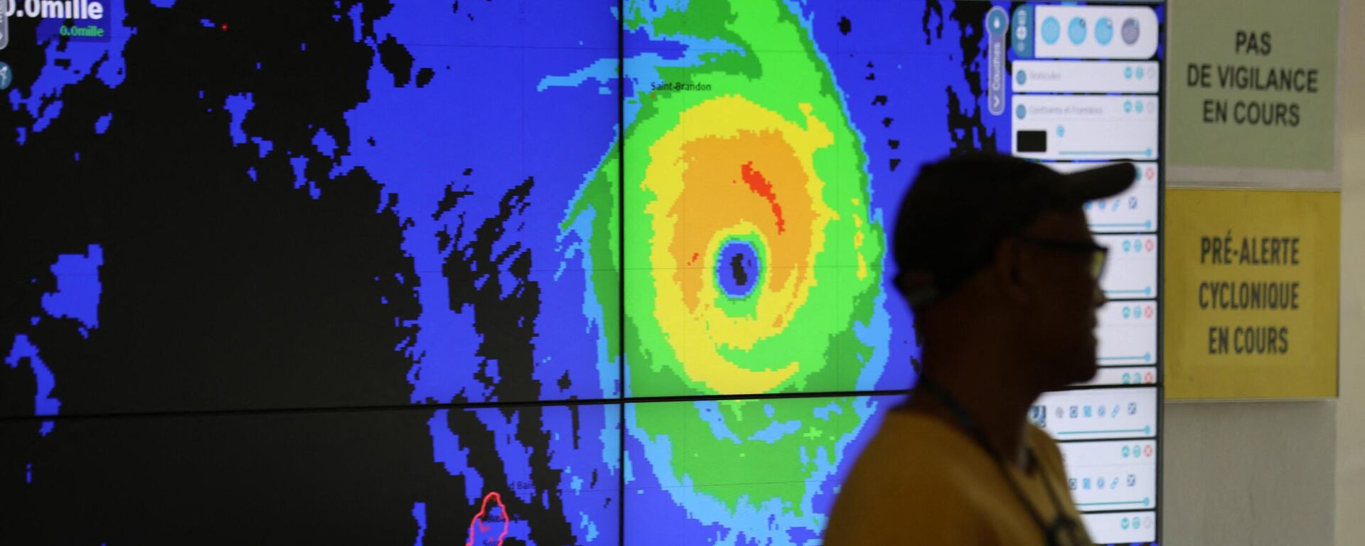 Forecasters monitor Cyclone Freddy at the France weather station, Meteo France, in Saint Denis de la Reunion, on the French overseas island of La Reunion on February 20, 2023 - Sputnik Africa, 1920, 22.02.2023