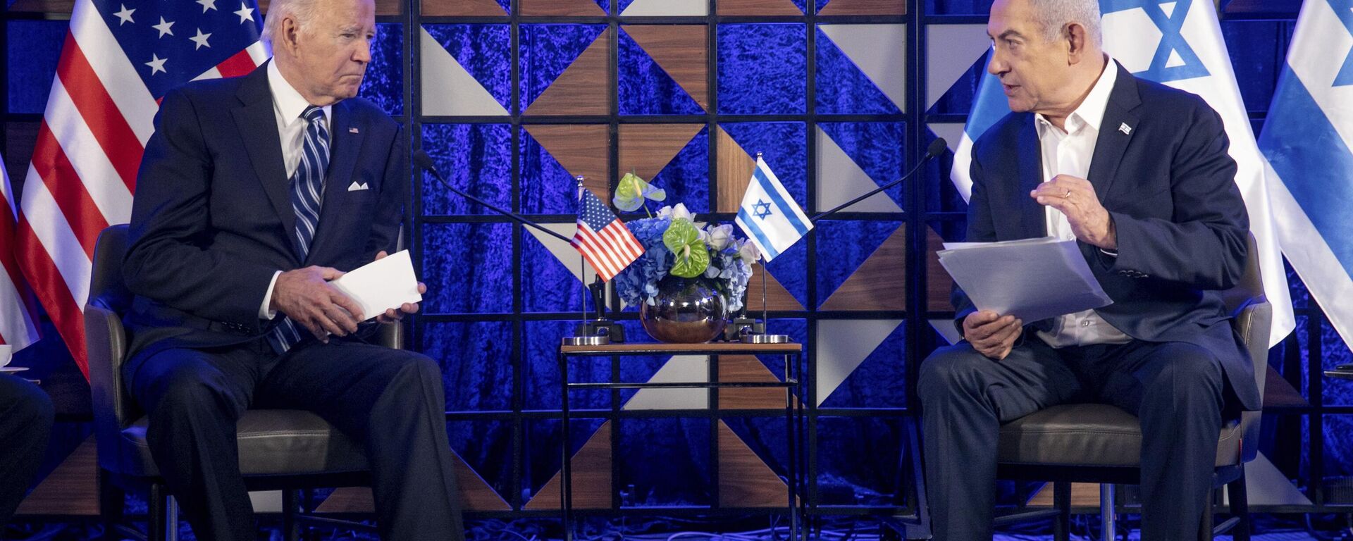 US President Joe Biden, left, meets with Israeli Prime Minister Benjamin Netanyahu, right, to discuss the the war between Israel and Hamas, in Tel Aviv, Israel, Wednesday, Oct. 18, 2023. - Sputnik Africa, 1920, 30.10.2023