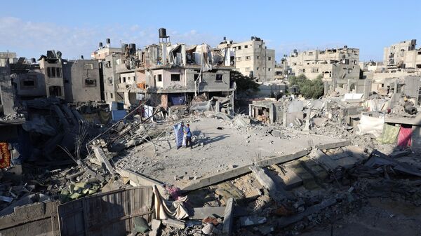 An overview of a destroyed home the day after an Israeli airstrike on the Palestinian Nuseirat refugee camp, in the central Gaza Strip on October 30, 2023. - Sputnik Afrique