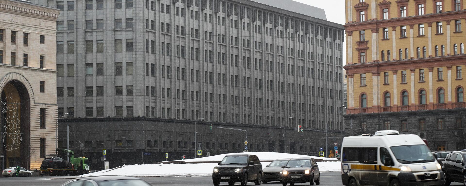 Headquarters of Russian Intelligence Service, grey building at center, in downtown Moscow, Russia. - Sputnik Africa, 1920, 26.03.2024