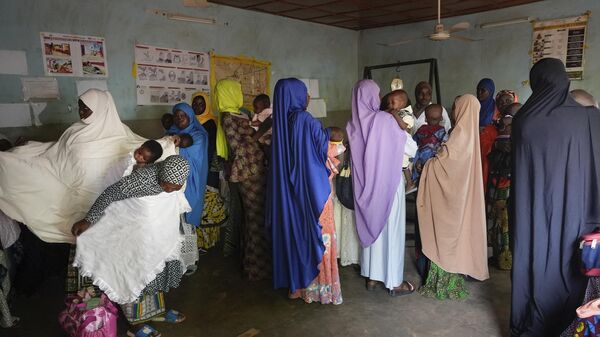  Women gather at a clinic to have their children vaccinated in Niamey, Niger, Aug. 21, 2023. - Sputnik Africa