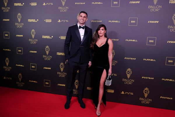 Argentina&#x27;s goalkeeper Emiliano Martinez (L) and his wife Amanda &quot;Mandinha&quot; Martinez pose prior to the 2023 Ballon d&#x27;Or France Football award ceremony at the Theatre du Chatelet in Paris on October 30, 2023. - Sputnik Africa