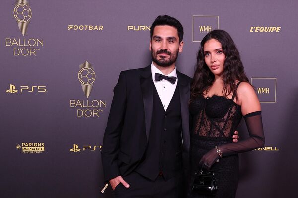 Barcelona&#x27;s German midfielder Ilkay Gundogan (L) poses with his wife Sara Arfaoui prior to the 2023 Ballon d&#x27;Or France Football award ceremony at the Theatre du Chatelet in Paris on October 30, 2023. - Sputnik Africa