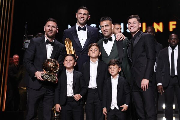 Inter Miami CF&#x27;s Argentine forward Lionel Messi (L) poses with his trophy and his children (bottom), and with Aston Villa&#x27;s goalkeeper Emiliano Martinez (Top 2ndL), Inter Milan&#x27;s Argentine forward Lautaro Martinez and Manchester City&#x27;s Argentine forward Julian Alvarez during the 2023 Ballon d&#x27;Or France Football award ceremony at the Theatre du Chatelet in Paris on October 30, 2023. - Sputnik Africa