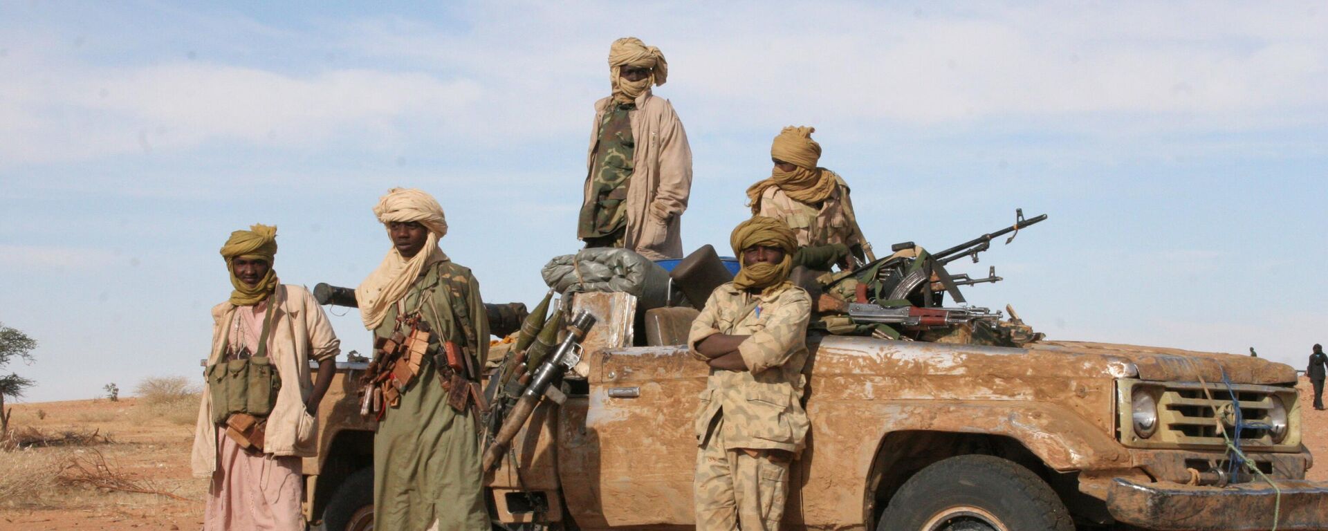 A heavily armed Darfur rebel unit looks on as U.N. Special envoy for Darfur Jan Eliasson (not pictured) lands in Bir Maza, North Darfur, on Sunday, Dec. 9, 2007, to meet with rebel chiefs.   - Sputnik Africa, 1920, 31.10.2023
