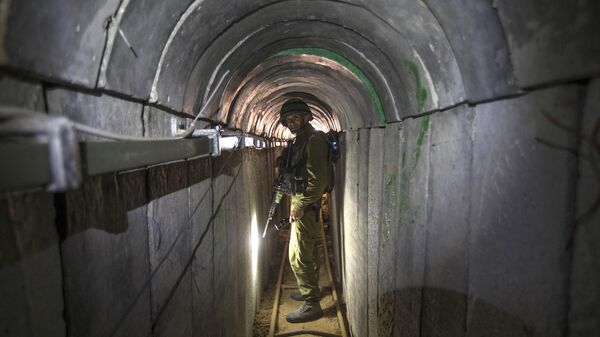 Un officier de l'armée israélienne fait visiter à des journalistes un tunnel prétendument utilisé par des combattants palestiniens pour mener des attaques transfrontalières, à la frontière entre Israël et la bande de Gaza, le 25 juillet 2014. - Sputnik Afrique