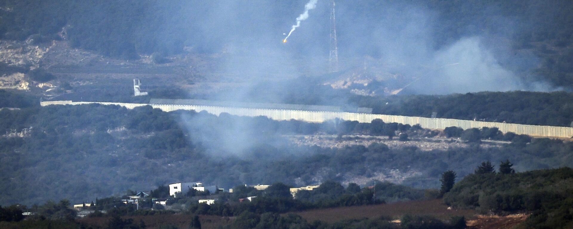 EDITORS NOTE: Graphic content / Flares are fired from northern Israel over the southern Lebanese border village of Aita al-Shaab, on October 28, 2023, amid intensifying cross-border skirmishes. - Sputnik Africa, 1920, 31.10.2023