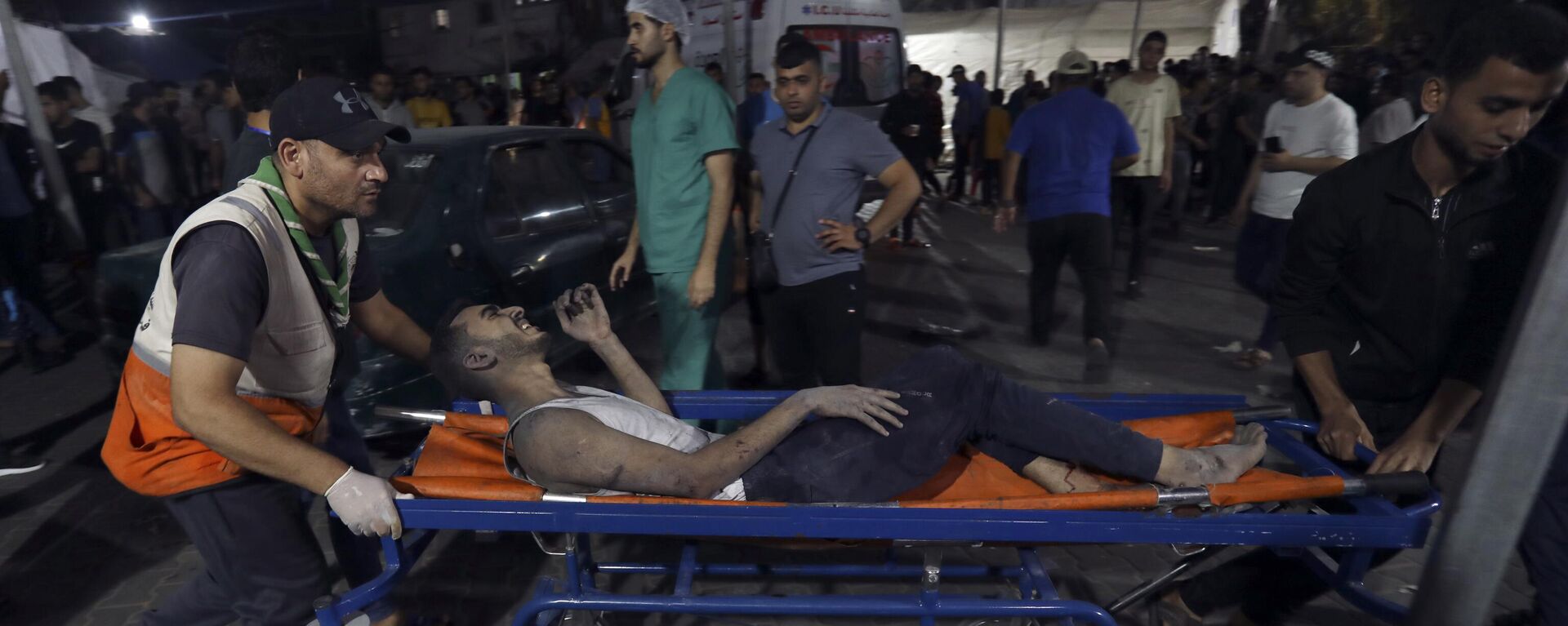 A wounded Palestinian is carried into the al-Shifa hospital following Israeli airstrikes on Gaza City, Thursday, Oct. 26, 2023. - Sputnik Africa, 1920, 31.10.2023