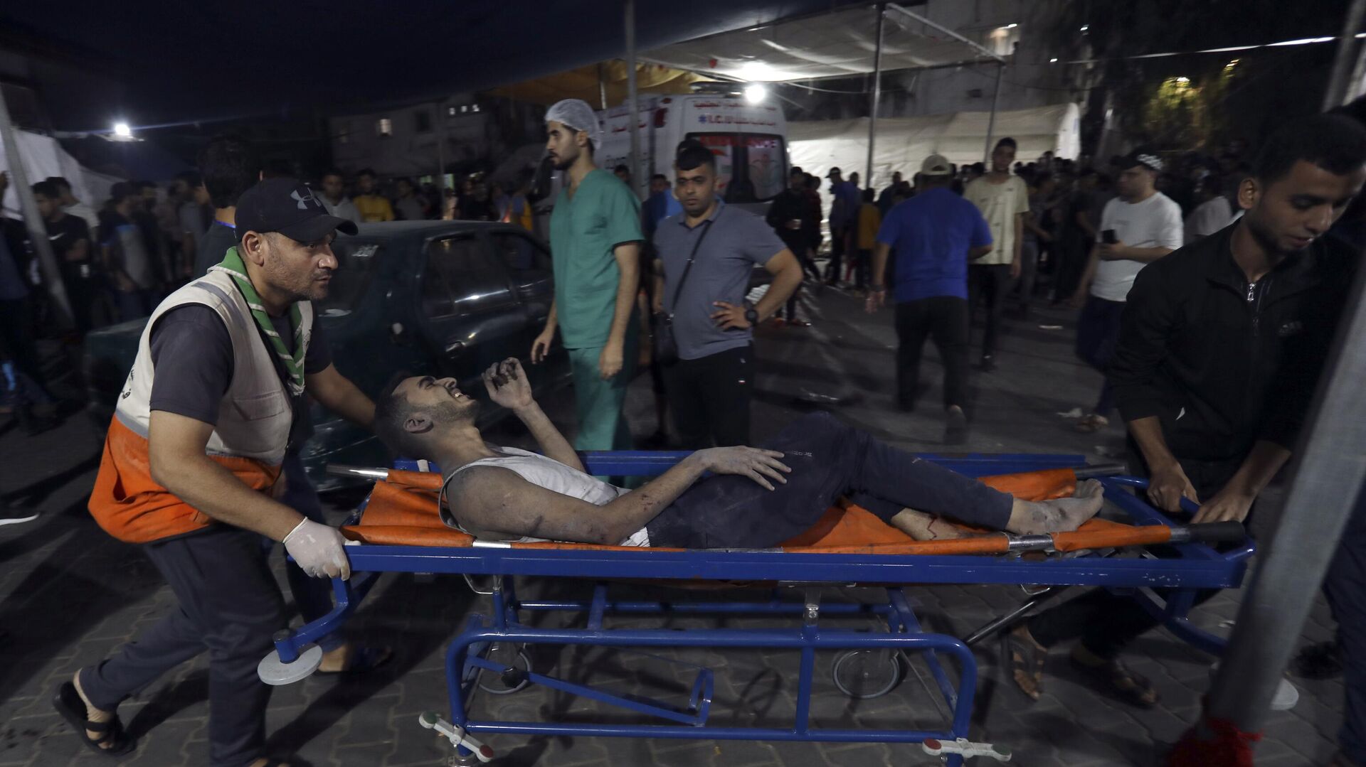 Un Palestinien blessé est transporté à l'hôpital al-Shifa suite aux frappes aériennes israéliennes sur la ville de Gaza,  le 26 octobre 2023 - Sputnik Afrique, 1920, 07.11.2023