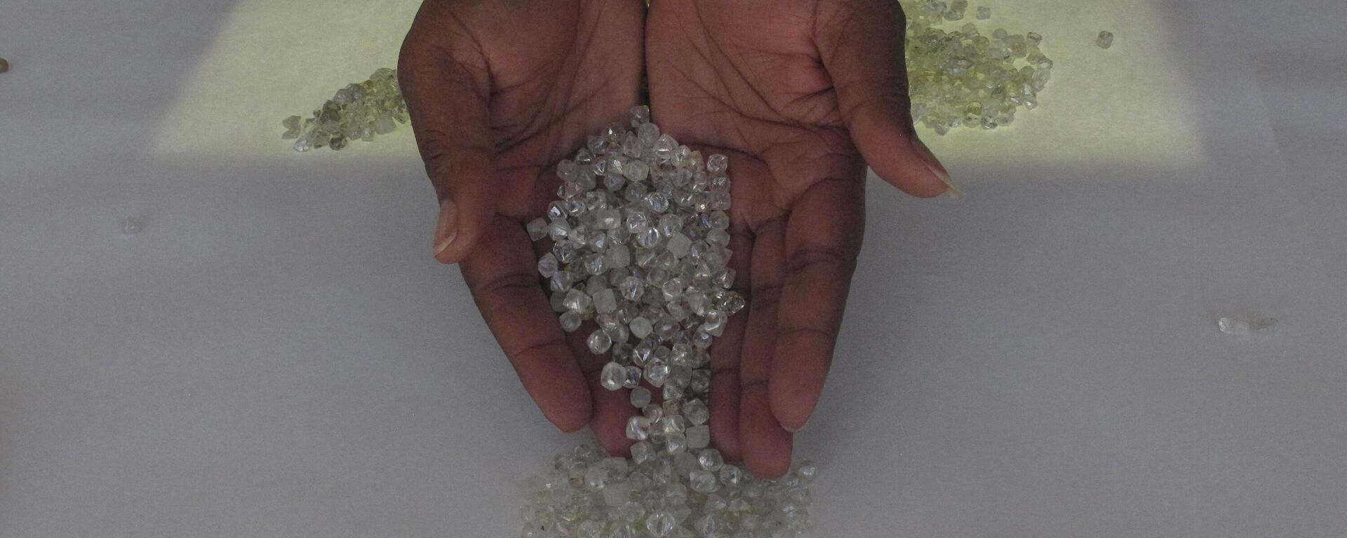 A fistful of diamonds held by Dina Muhimba as she sorts gemstones at the Namibia Diamond Trading Company in Windhoek, Namibia, in this photo dated Wednesday, June 14, 2017.  - Sputnik Africa, 1920, 31.10.2023
