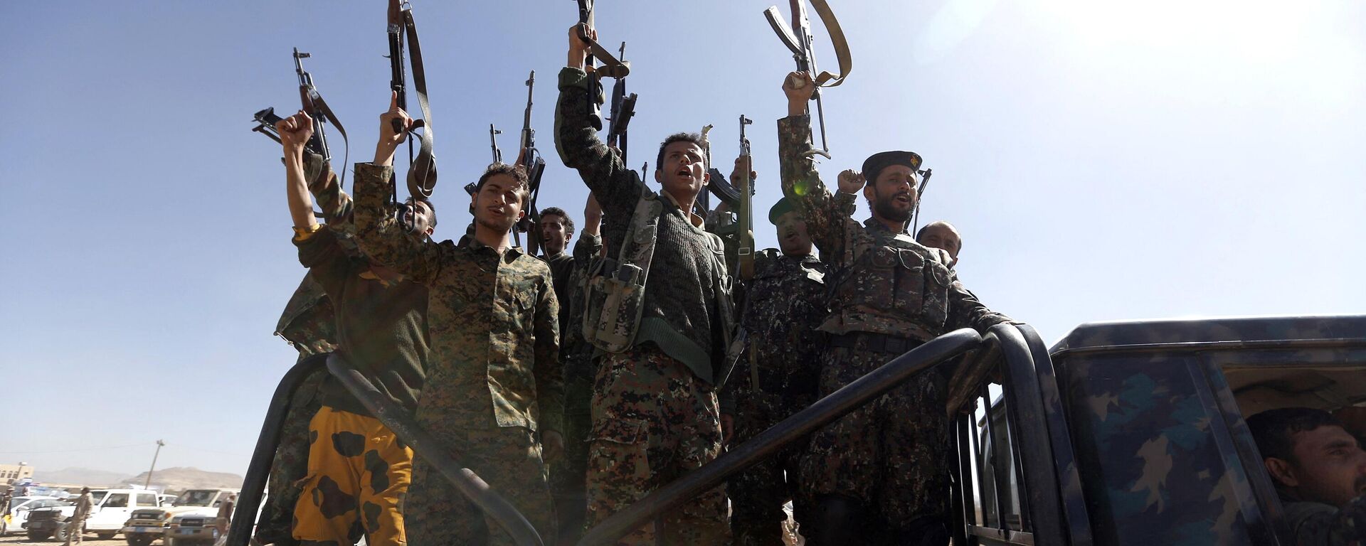 Newly recruited Houthi fighters chant slogans as they ride a military vehicle - Sputnik Africa, 1920, 01.11.2023