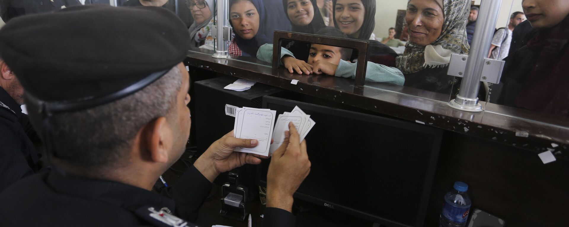 Palestinians with dual nationality register to cross to Egypt on the Gaza Strip side of the border crossing in Rafah on Thursday, Nov. 2, 2023. (AP Photo/Hatem Ali) - Sputnik Africa, 1920, 03.11.2023